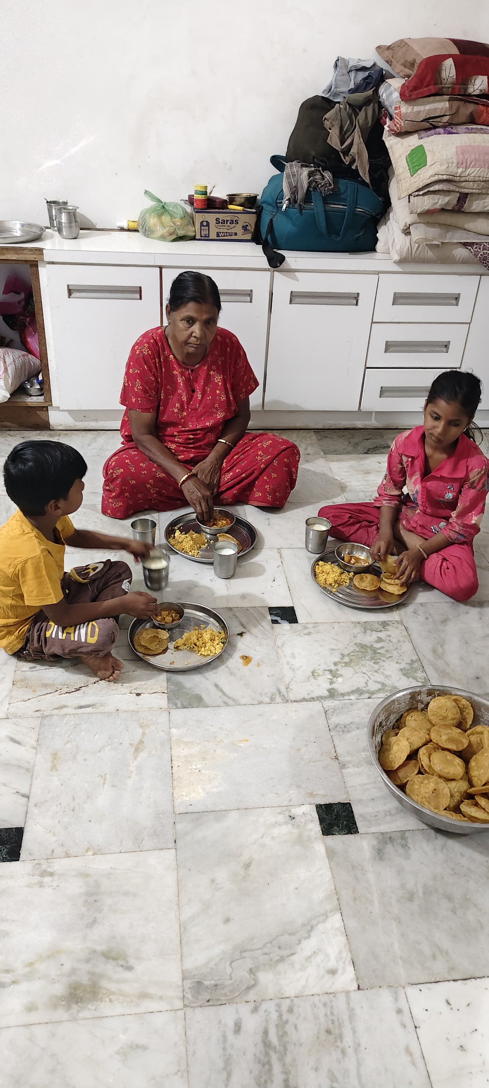 ભોજન, અનાજ અને જરૂરી વસ્તુઓ નું વિતરણ